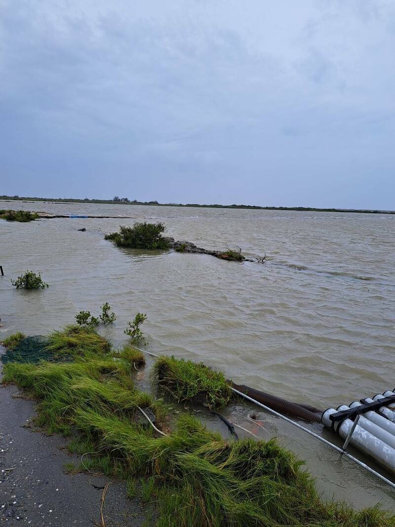 凱米颱風造成南市多處淹水，農田、魚塭流失，每公頃最高補助10萬元，呼籲尚未申請的受災農民盡速向土地所在區公所提出申請。（南市農業局提供）