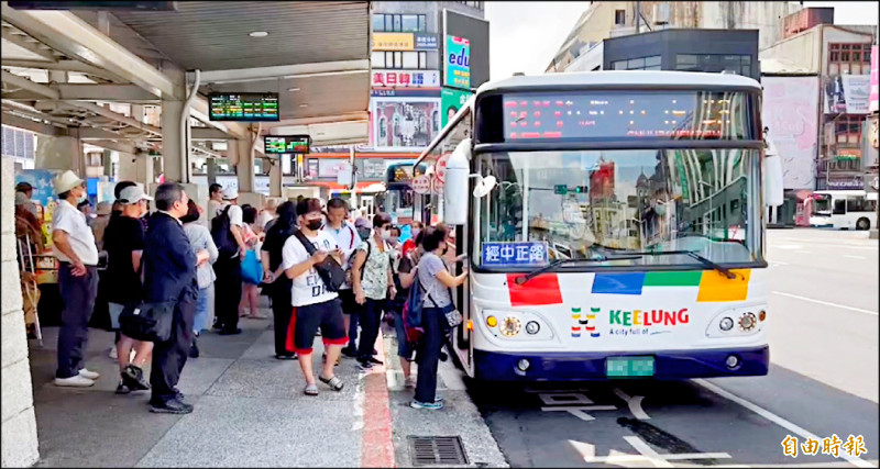 基隆市公車乘客以年長者居大多數。（記者盧賢秀攝）