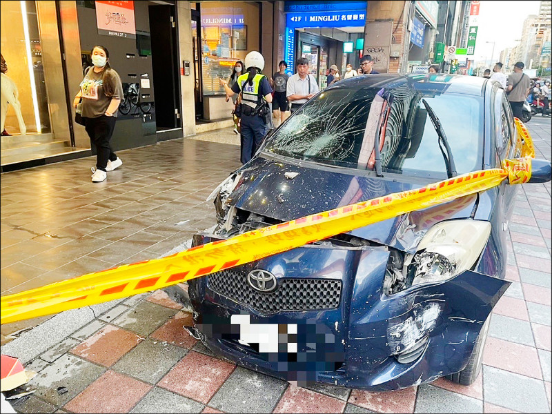 北市轎車衝上人行道 婦遭撞進騎樓亡 - 社會 - 自由時報電子報