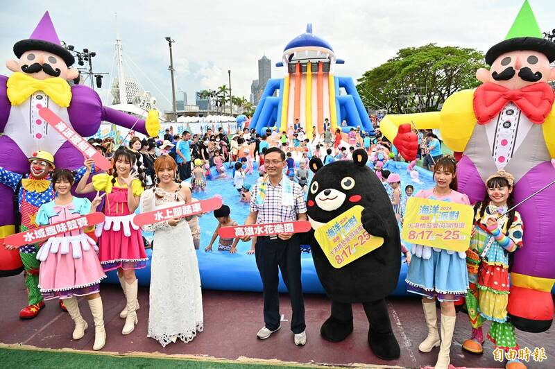 高雄市海洋局長黃登福與這次代言活動的Dora謝雨芝、大使高雄熊，一共同開箱行銷海洋派對水花樂園系列活動。（記者李惠洲攝）