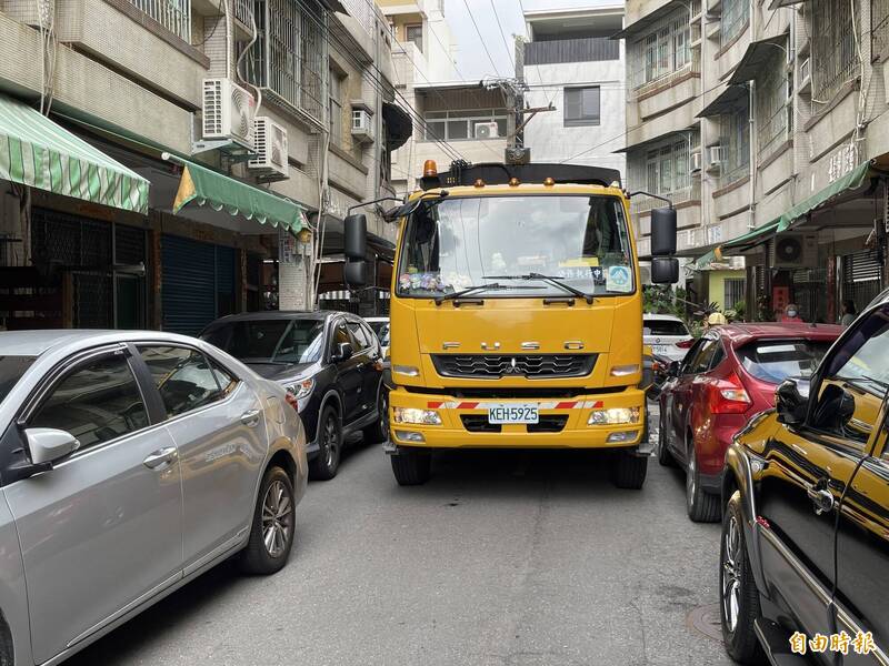 文西街住戶的汽車不敢停騎樓，被迫停門前，造成垃圾車無法通行。（記者葛祐豪攝）