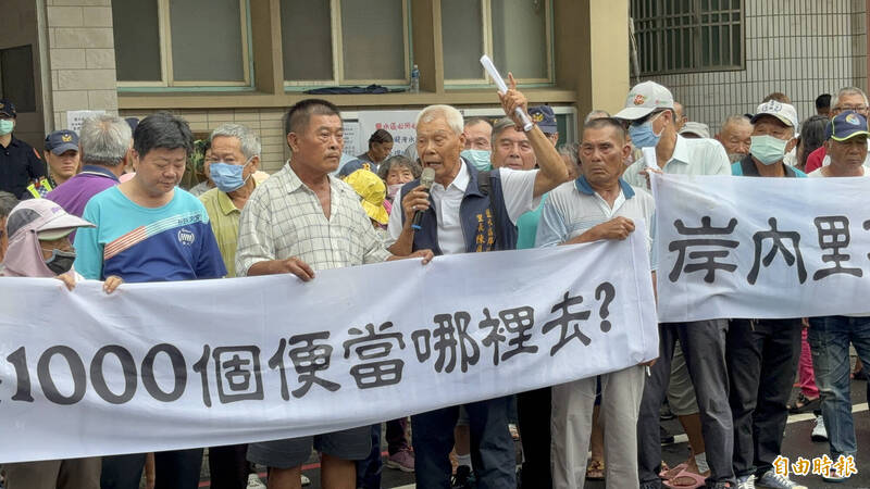 台南鹽水區岸內里民不滿上月26日中午跟公所要1300個便當，最後卻只拿到300個，里長陳盈利（前左四）和百位里民今天（15日）到公所抗議。（記者楊金城攝）