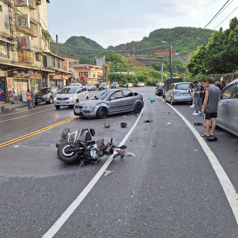 轎車逆向撞上兩輛機車，造成3人受傷，其中1人命危。（記者吳昇儒翻攝）