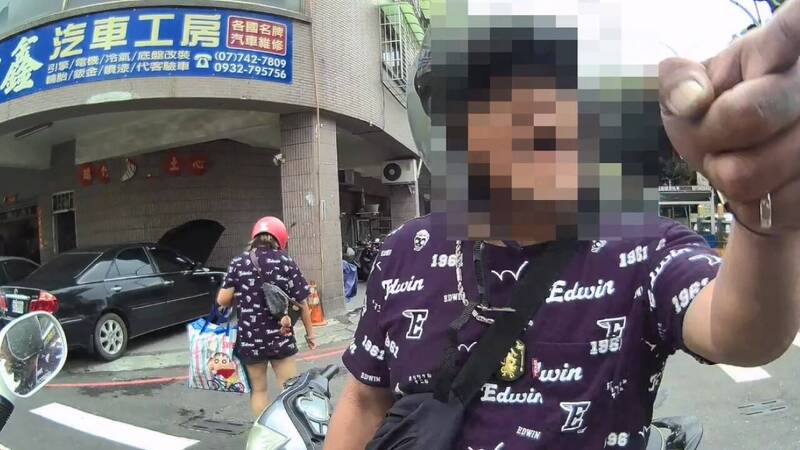 無照騎士遭員警攔查不服取締，狂罵三字經。（讀者提供）