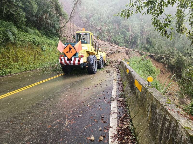 南投縣信義鄉台21線和社2號明隧道路段，15日下午發生坍方，阻斷交通，公路局搶修中。（信義工務段提供）