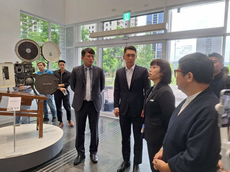 考察新莊國影中心 黃國昌、陳世軒籲加強在地連結、提供青創基地空間