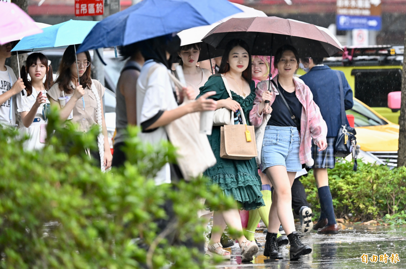 近日台灣處於大低壓帶中，天氣不穩定，各地午後有雷陣雨發生。（資料照）