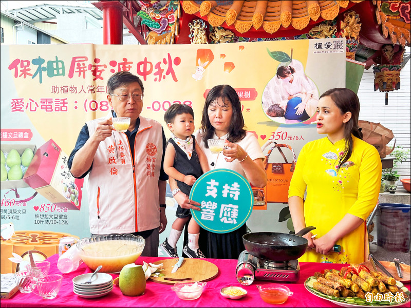 越南籍生活服務員武氏賢（右一）製作的柚子甜湯，讓中洲建設公司董事長黃啟倫夫婦品嚐後讚不絕口。（記者羅欣貞攝）