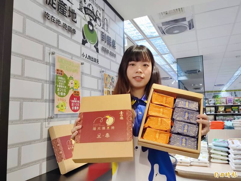 新市區農會結合知名的烘培業者，推出全新毛豆產品「陽光纖豆捲」，並以「臺南400」的意象元素，推出限量的紀念款伴手禮，搶攻秋節市場商機。（記者吳俊鋒攝）