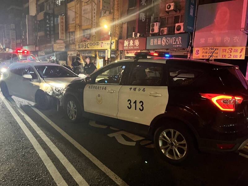 桃市34歲男疑毒駕撞車肇逃，再衝撞警車。（中壢警分局提供）