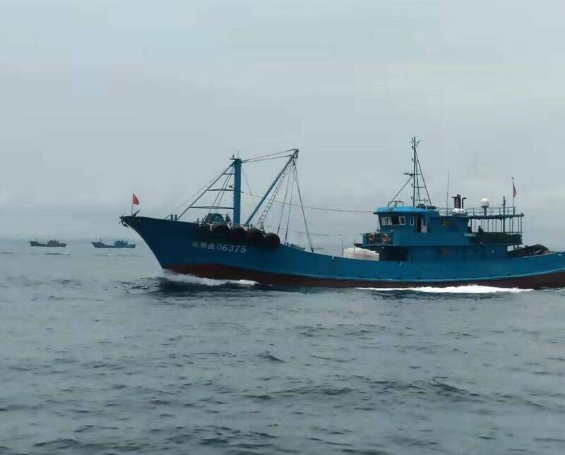 中國東海與南海禁漁期甫解禁，大批中國漁船湧入海峽中線。（漁民提供）