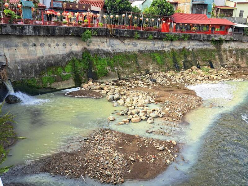 南投集集鎮市區清水溪遭排污水，整個區域淪為「泡沫牛奶河」。（民眾提供）