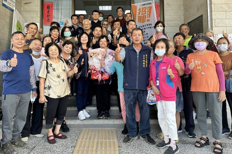 台南鹽水區12名里長今天前往鹽水區公所送花加油打氣，感謝公所對救災及災後復原的努力。（民眾提供）