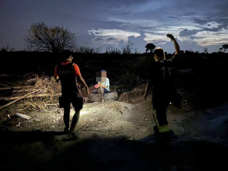 彰化埤頭鄉婦人在濁水溪河床迷路，消防人員晚上7點多在西螺端的河床找到人。（民眾提供）