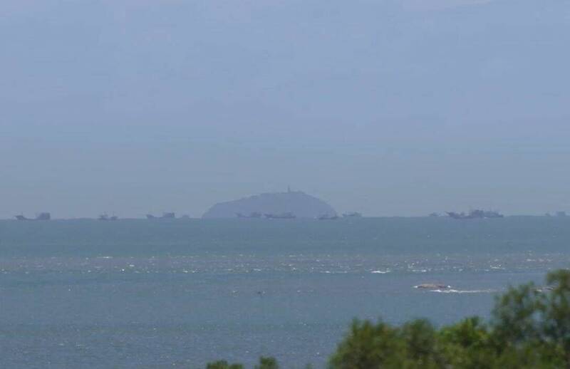 中國福建沿海休漁期結束首日，金門東半島往外海看去，大量中國漁船在外海作業。（圖由讀者提供）