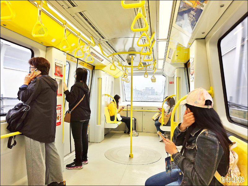 新北捷運系統在地震發生當下全數停車，目前恢復全線慢速行駛。（記者賴筱桐攝）