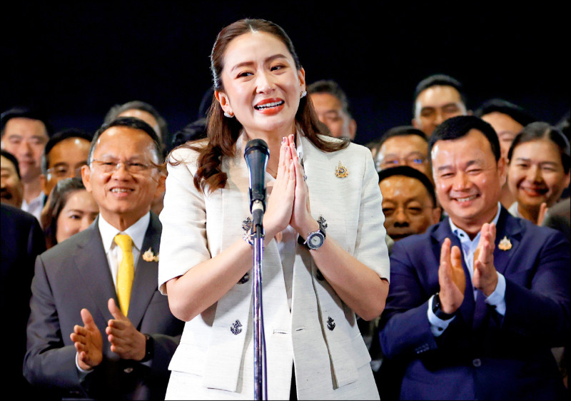 泰國前總理塔克辛之女貝東塔，16日當選泰國第2位女性總理，是塔克辛家族第3位總理，也是泰國史上最年輕的總理。（歐新社）