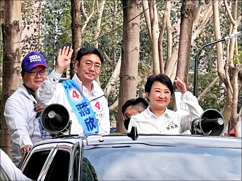 蔣欣璋（左二）涉夥同競選總部辦公室總幹事，花250萬元找網軍攻擊競選對手、民進黨立委吳秉叡。（資料照）