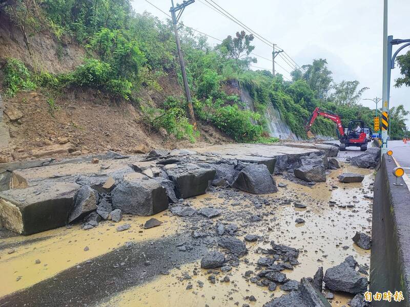 龍崎182線牛埔里烏山頭路段邊坡擋土牆倒塌，全力排除中。（記者吳俊鋒攝）