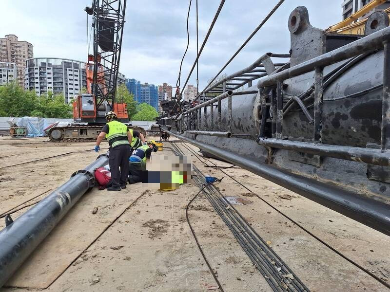 救護人員對搶救遭砸中移工。（淡水警分局提供）