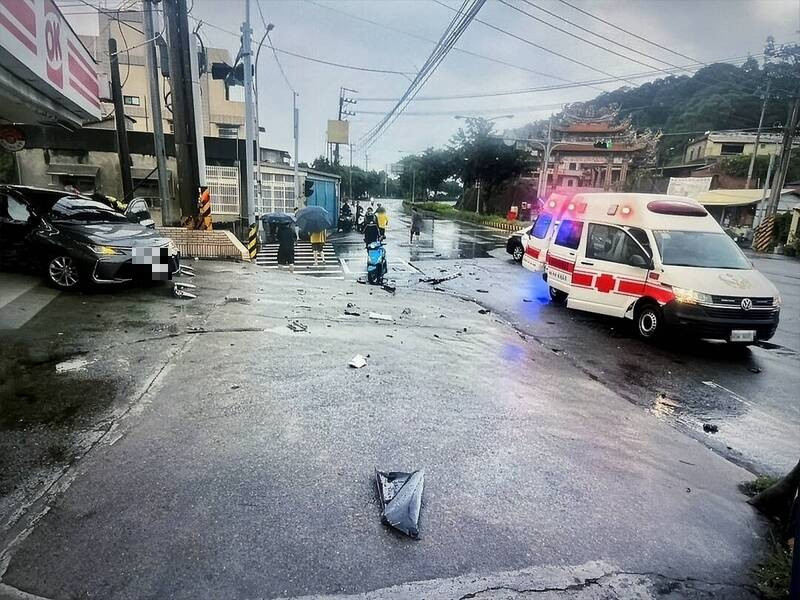 2車路口撞上波及停紅燈機車，黑色轎車高速轉圈差點衝進超商內。（民眾提供）