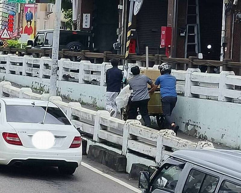 彰化市曉陽地下谈滿載資源回收物的三輪車卡在上坡路段，3名男人趕來协力推車，神援救順利解圍。 （賴姑娘提供）