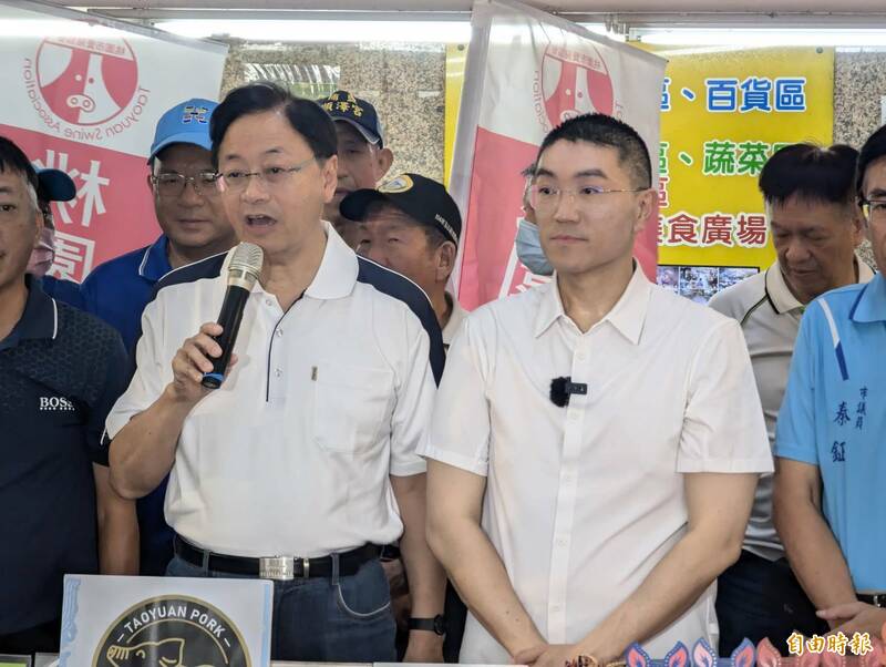 桃園市長張善政（圖左）今天（18日）到基隆力挺基隆市長謝國樑（圖右），張善政呼籲基隆东谈主要看了了，謝國樑在作念對的事，呼籲鄉親要力挺，讓基北北桃的相助能夠繼續。（記者俞肇福攝）