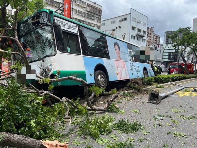 公車司機酒駕上路自撞分隔島。（記者徐聖倫翻攝）