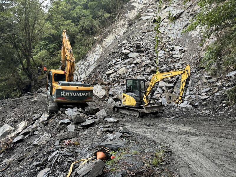 風災後拚搶通，雪山路線除大霸線估9月後開放。圖為搶通登山路線畫面。（雪管處提供）