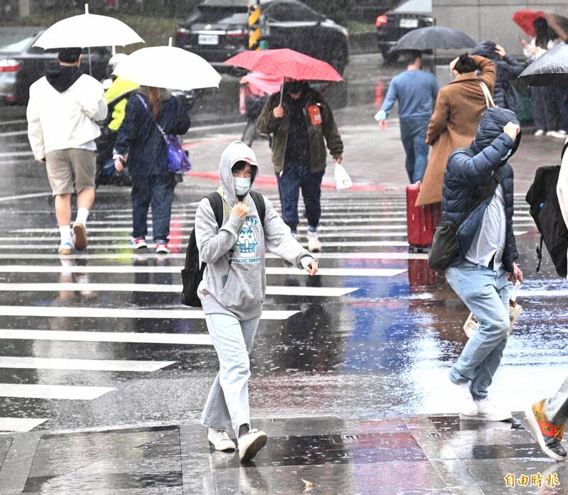 週一天氣不穩定，各地都有機率降雨。（資料照）