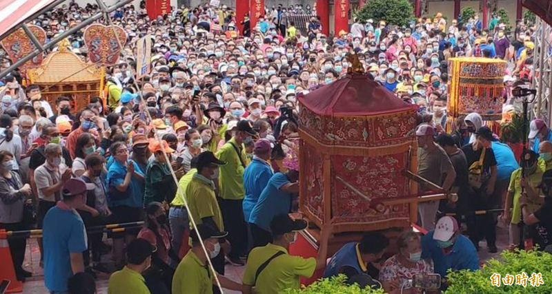 雙媽2年前鳳山遶境，3天創下10多萬人潮，民眾大排長龍，跪拜鑽媽祖轎底。（資料照）