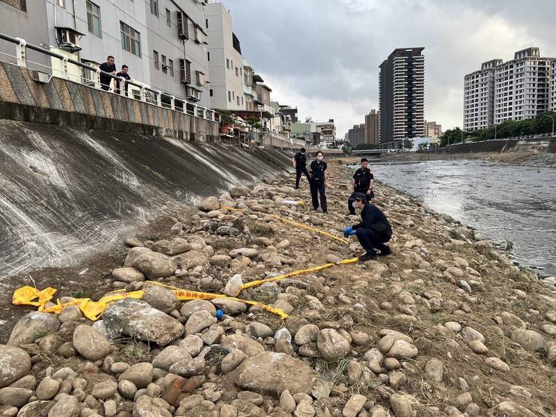 桃園市桃園區有民眾在南崁溪河床發現未爆彈，警方獲報封鎖現場並會同軍方處理。（記者鄭淑婷翻攝）