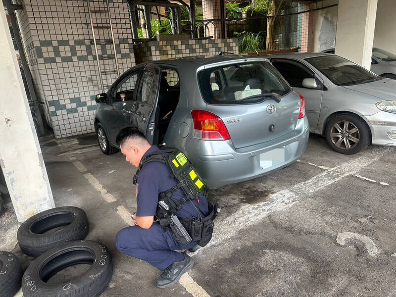 警方到場採證，並調閱周邊監視器，鎖定犯嫌。（記者吳昇儒翻攝）