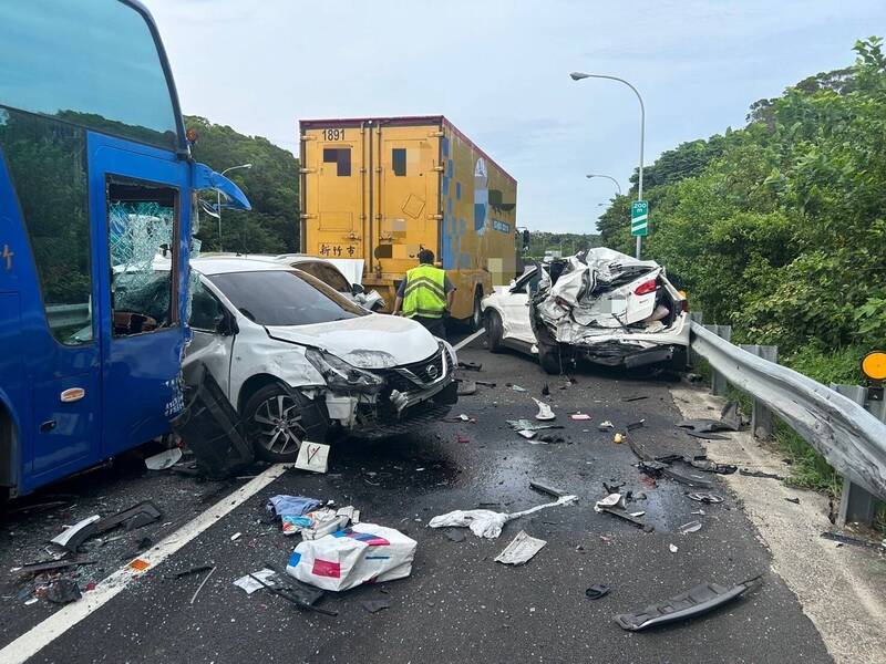 國道3號南向新竹市香山路段6車追撞事故，遊覽車追撞轎車，3駕駛受傷。（記者洪美秀翻攝）