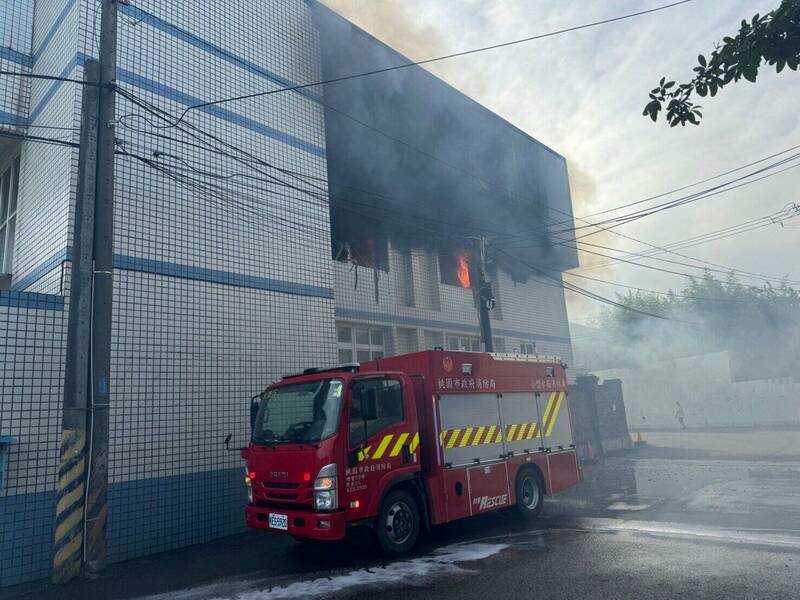 桃園市大園區環區西路一家油墨工廠上午發生火警，現場2樓實驗室竄出火光及濃煙，經消防局派遣51人前往搶救已撲滅火勢；環保局提醒下風處民眾減少外出、配戴口罩。（記者余瑞仁翻攝）