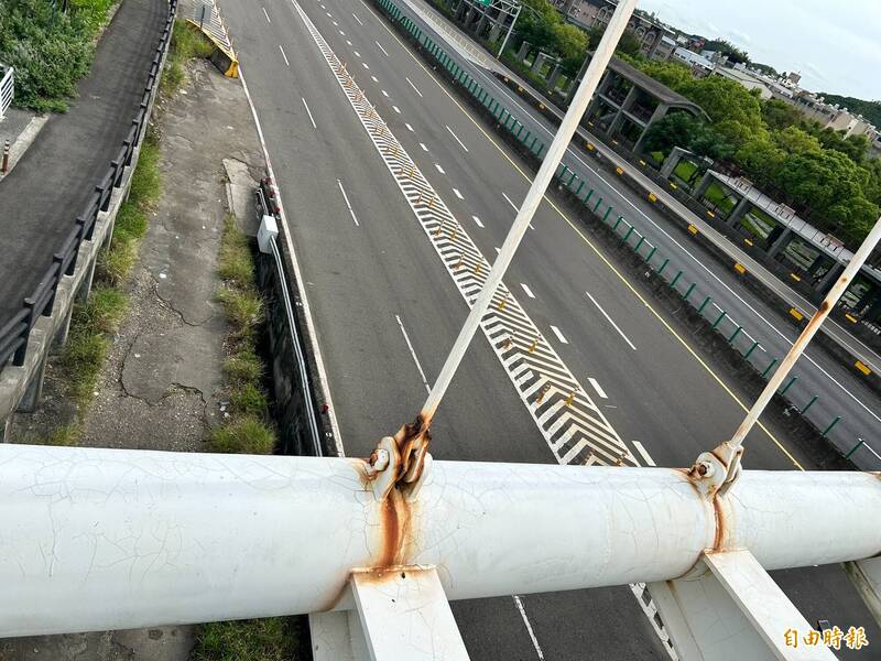 新竹市香山最好意思夕照景點「豎琴橋」多處生繡斑駁，市議員林盈徹稱落漆的豎琴橋讓遊客卻步，籲市府盡速修復養護。（記者洪好意思秀攝）