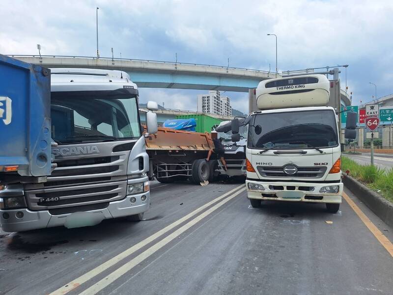 車禍現場為4砂石車追尾。（記者徐聖倫翻攝）