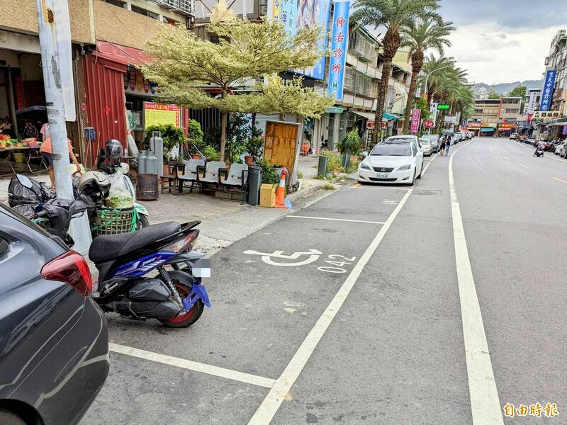 南投市路邊停車收費頻爆亂象，民眾質疑有人以機車霸佔汽車收費格，到了晚間8點以後，再把轎車開來停夜間免費時段，抨擊自私、耍小聰明。（記者劉濱銓攝）