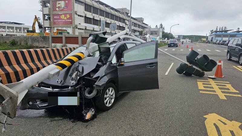 澎南車禍，號誌燈不偏不倚砸向自小客車。（馬公警分局提供）