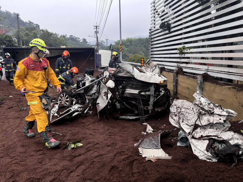 台中市蘇姓男子今年3月駕駛曳引車，翻車將廖女駕駛的休旅車壓成廢鐵，檢察官打臉蘇男沒有超速、超載、無法煞車的說法，依過失致死起訴蘇男。（民眾提供）