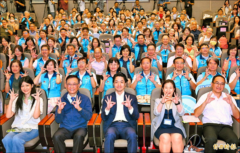 市長蔣萬安昨出席「公私立國民小學校長會議」，並和與會校長合影。（記者方賓照攝）