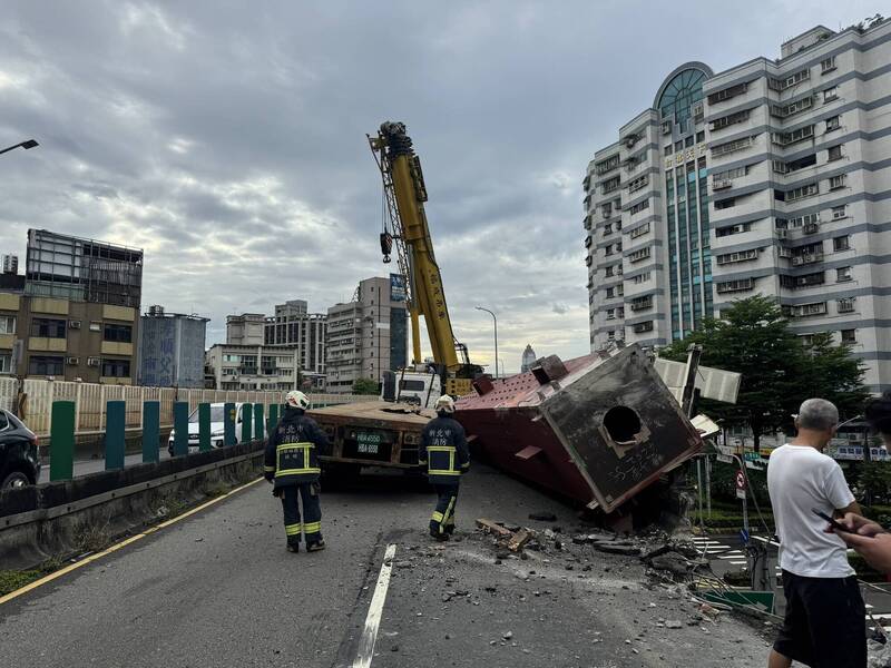 今晨忠孝橋發生聯結車撞破護欄意外。（北市府提供）