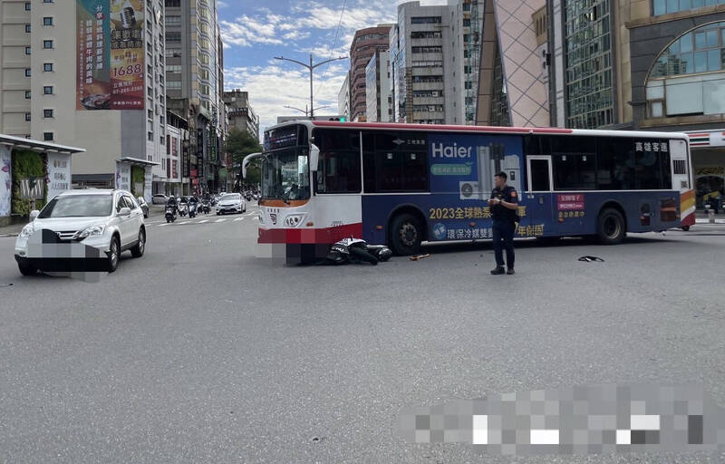 陳姓機車騎士見對向公車左轉疑急剎自摔，機車滑行擊中公車底盤。（民眾提供）