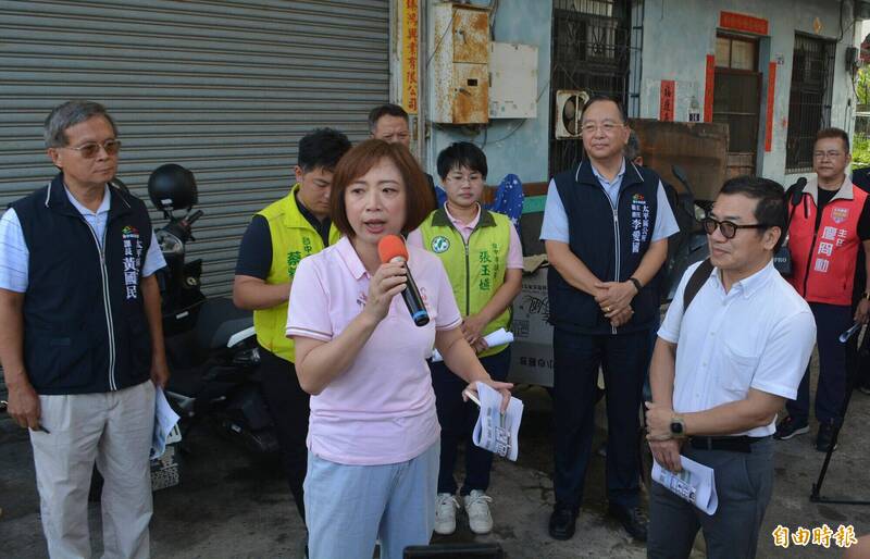 台中太平區頭汴、聖和里活動中心因經費未到位遲未興建，立委何欣純（中）今天邀集內政部民政司長鄭英弘（右1）到場會勘，爭取中央補助。（記者陳建志攝）