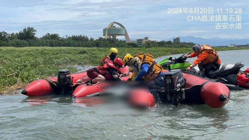 老翁涉水撿文蛤不慎落海，海巡出動無人機，終於在鹿港彰濱水道附近尋獲。（民眾提供）