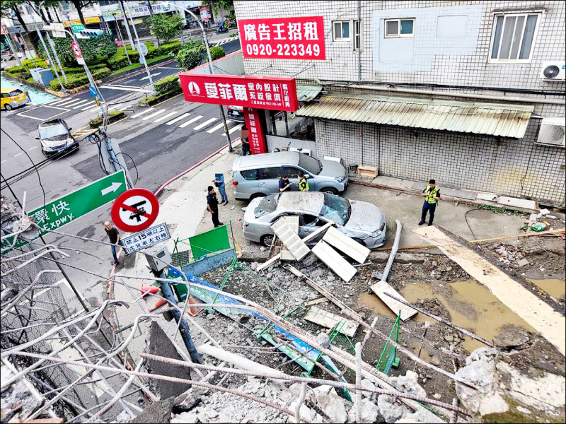 新北市三重區台一線中山高架橋下二輛汽車遭砸毀。（三重分局提供）