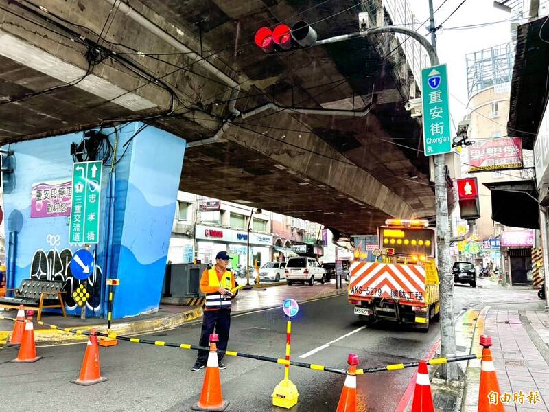 為搶修三重區台一線中山高架橋往台北市方向護欄，橋下重安街往台北方向仍封閉。（記者羅國嘉攝）