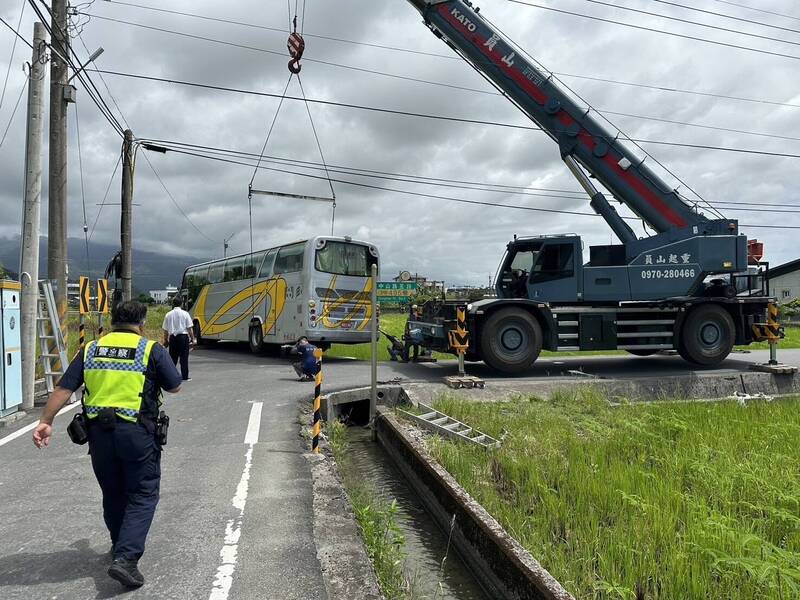 來自北部的1輛遊覽車，今天載著41名旅客至宜蘭遊玩，原本預計前往知名龍潭湖風景區，但司機疑似跟著導航駛入較窄道路，導致轉彎過不去，右後車輪卡進田間水溝，動彈不得。（民眾提供）