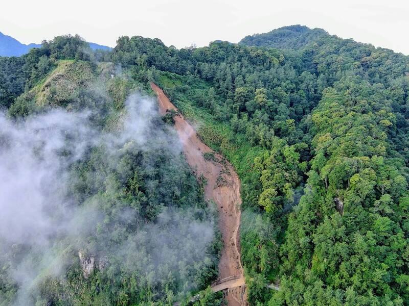 台21線新中橫往玉山塔塔加邊坡走山，崩坍長度達250公尺。（信義工務段提供）