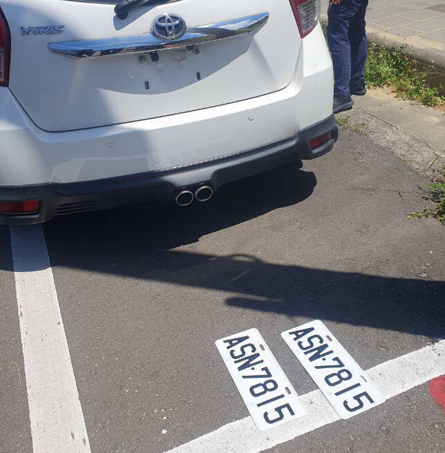 註銷或偽造號牌車輛全都錄，新竹市警方與新竹市監理站利用智慧停車柱，已拖吊註銷車輛33件。（新竹市監理站提供）